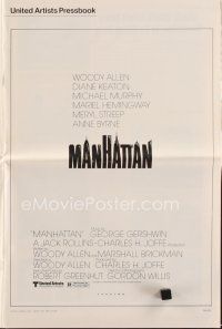 9a369 MANHATTAN pressbook '79 Woody Allen & Mariel Hemingway in New York City by bridge!