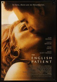 9k252 ENGLISH PATIENT 1sh '96 Ralph Fiennes & Juliette Binoche kiss close-up!