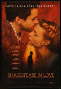 9k638 SHAKESPEARE IN LOVE 1sh '98 romantic close up of Gwyneth Paltrow & Joseph Fiennes!