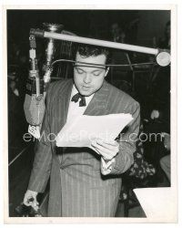 1m499 ORSON WELLES 7.25x9 radio still '30s great close up reading his script on CBS radio!