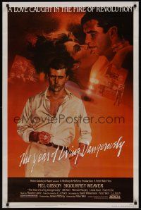 2c792 YEAR OF LIVING DANGEROUSLY 1sh '82 Peter Weir, great artwork of Mel Gibson by Stapleton!