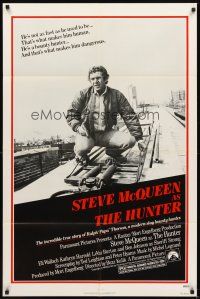 2j447 HUNTER 1sh '80 great image of bounty hunter Steve McQueen!