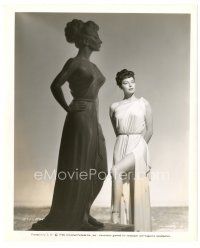 2s667 ONE TOUCH OF VENUS candid 8x10 still '48 sexy Ava Gardner standing by the real Venus de Milo!