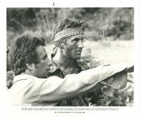 3c211 DEER HUNTER candid 8x10 still '78 Michael Cimino goes over a scene with Robert De Niro!