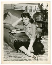 3c228 DONNA REED 8x10 still '54 relaxing at home before starring in Last Time I Saw Paris!