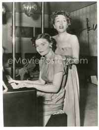 3c345 GLORIA SWANSON 7x9 still '50 great close up singing as her daughter plays the piano!