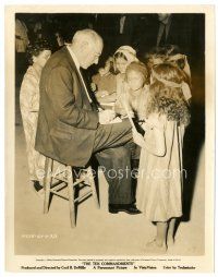 3c881 TEN COMMANDMENTS candid 8x10 still '56 director Cecil B. DeMille signing autographs for kids!