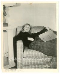 3c902 THREE FACES OF EVE candid 8x10 still '57 Joanne Woodward relaxing on couch with her script!