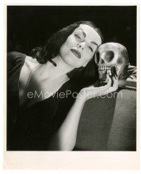 3c934 VAMPIRA 8x10 still '57 wonderful portrait of the sexy horror icon with skull!
