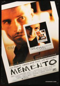 3f503 MEMENTO DS 1sh '01 Christopher Nolan, great Polaroid images of Guy Pearce & Carrie-Anne Moss!