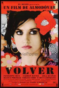 3f832 VOLVER Spanish/U.S. style A int'l DS 1sh '07 Almodovar, sexy Penelope Cruz surrounded by flowers!