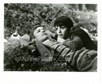 5a583 LIZA MINNELLI signed 8x10 still '72 laying on ground with Michael York from Cabaret!