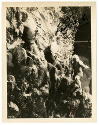 5a621 ROD TAYLOR signed 8x10 still '60 great close up with Morlocks from The Time Machine!