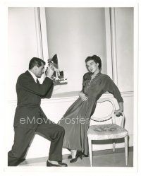 5d261 CRISIS candid deluxe 8x10 still '50 Cary Grant with camera photographs pretty Paula Raymond!