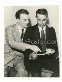 5d494 JAMES CAGNEY 6x8 news photo '32 discussing $4,013 William Morris lawsuit with his attorney!