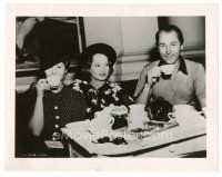 5d655 MERLE OBERON/BRIAN AHERNE 8x10 still '40s the famous stars having tea with a friend!