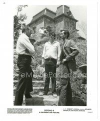 5d765 PSYCHO II candid 8x10 still '83 Anthony Perkins & Robert Loggia with director by house!