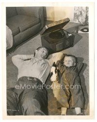 5d799 ROBERT MITCHUM 8x10 still '47 relaxing on the floor at home by his young son Christopher!