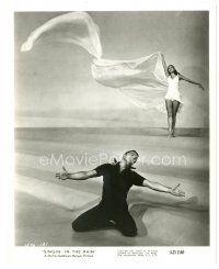 5d849 SINGIN' IN THE RAIN 8x10 still '52 Gene Kelly dancing with sexy Cyd Charisse, Gotta Dance!