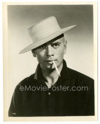 5d995 YUL BRYNNER deluxe 8x10 still '50s head & shoulders portrait with cigarette & wild straw hat!