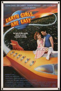 6g262 EARTH GIRLS ARE EASY 1sh '89 great image of Geena Davis & alien Jeff Goldblum on space ship!