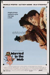 6g517 MARRIED TO THE MOB 1sh '88 great image of Michelle Pfeiffer with gun & Matthew Modine!