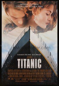 6g746 TITANIC DS 1sh '97 great romantic image of Leonardo DiCaprio & Kate Winslet, James Cameron