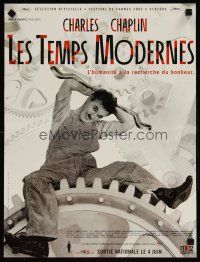 6e196 MODERN TIMES French 15x21 R02 great image of Charlie Chaplin seated on gear!