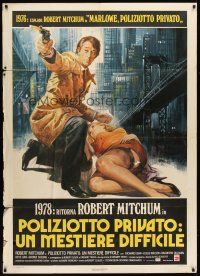 6h300 AMSTERDAM KILL Italian 1p '78 artwork of tough Robert Mitchum pointing gun over sexy girl