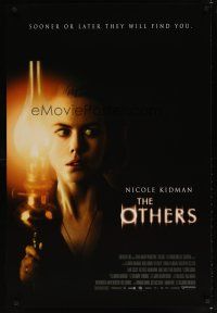 7p506 OTHERS 1sh '01 creepy close up image of Nicole Kidman with lantern, horror!
