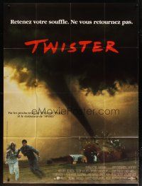 7k983 TWISTER French 1p '96 storm chasers Bill Paxton & Helen Hunt running away from tornado!