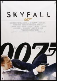 7k645 SKYFALL Italian 1p '12 cool image of Daniel Craig as James Bond on back shooting gun!