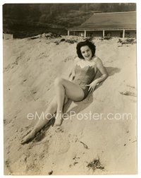 7s595 MARY MURPHY 7.25x9.5 still '55 sexy portrait relaxing on the beach before Desperate Hours!