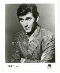 7s699 PHIL OCHS 8.25x10.25 music publicity still '60s the singer/songwriter wearing cool suit!
