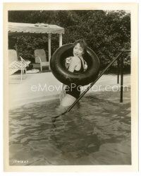 7s792 SHIRLEY MACLAINE deluxe 8x10 still '59 posing in swimming pool with an old inner tube!