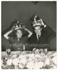 7s886 TERRY MOORE/ROBERT WAGNER 8.25x10 still '50s crowned king & queen at a social event!