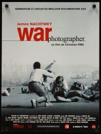 7w452 WAR PHOTOGRAPHER French 15x21 '02 wild image of crazy James Nachtwey filming under fire!