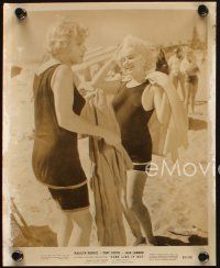 8d982 SOME LIKE IT HOT 2 8x10 stills '59 sexy Marilyn Monroe kissing Curtis & on beach with Lemmon