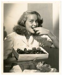 8k074 ALIDA VALLI 8x10 still '47 c/u eating chocolates from Miracle of the Bells by Rod Tolmie!