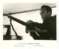 8k231 DAWN OF THE DEAD 8x10 still '79 great close up of Ken Foree with assault rifle!