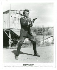 8k251 DIRTY HARRY 8x10 still '71 full-length image of Clint Eastwood pointing his gun!