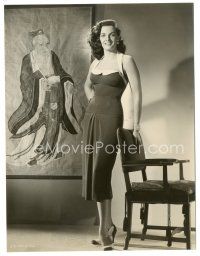 8k493 JANE RUSSELL 7.25x9.5 still '50s full-length sexy portrait standing by cool Asian painting!