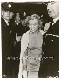 8k643 MARILYN MONROE 7.25x9.75 still '57 surrounded by police from The Prince and the Showgirl!