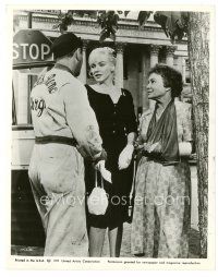 8k678 MISFITS 8x10 still '61 sexy Marilyn Monroe & Thelma Ritter talking to man on street!