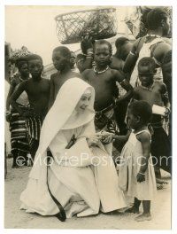 8k720 NUN'S STORY 6x8 news photo '59 Audrey Hepburn in costume smiles at African children!