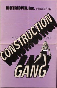 8m584 CONSTRUCTION GANG pressbook '70 wild sexy workers, she found their drilling thrilling!