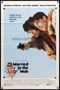 8p473 MARRIED TO THE MOB 1sh '88 great image of Michelle Pfeiffer with gun & Matthew Modine!