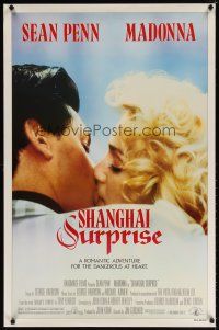 8s659 SHANGHAI SURPRISE 1sh '86 great close-up of Madonna kissing Sean Penn!
