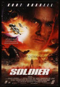 8s699 SOLDIER 1sh '98 huge close-up of Kurt Russell, wild sci-fi images!