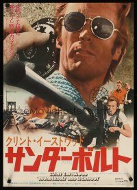 8y475 THUNDERBOLT & LIGHTFOOT Japanese '74 close up of Clint Eastwood + with his HUGE gun!